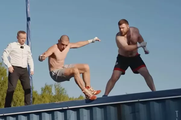 V Rusku dál experimentují s bojovými sporty, tentokrát vymysleli box bez rukavic na kontejneru zavěšeném nad jezerem