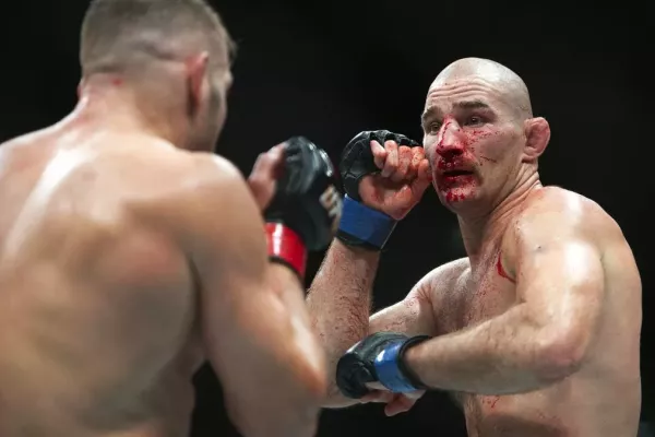 V UFC tekla krev. Šampion přejel kontroverzního rivala, zlomil mu nos