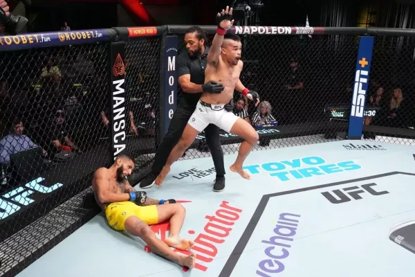 V UFC září další hvězda. Indonésan trefil smrtící hák, soupeř šel bezvládně k zemi