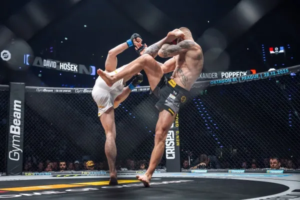 V první sekundě překvapil, kop na hlavu. Do šatny šel ale naštvaný