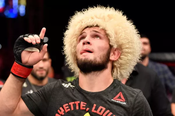 VIDEO: Bývalý šampion UFC Nurmagomedov byl po sporu vyhozen z letadla