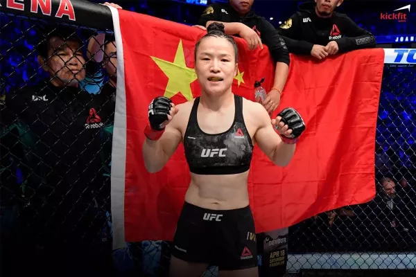 VIDEO: Drobná Číňanka předvedla brutální sílu. Zvedla šampiona těžké váhy UFC. Vážil 133kilo