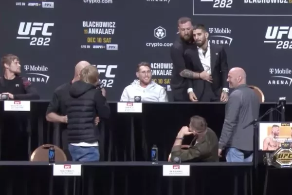 VIDEO: Horké hlavy v UFC. Španělský toreador chtěl britského šoumena sesekat už na tiskovce