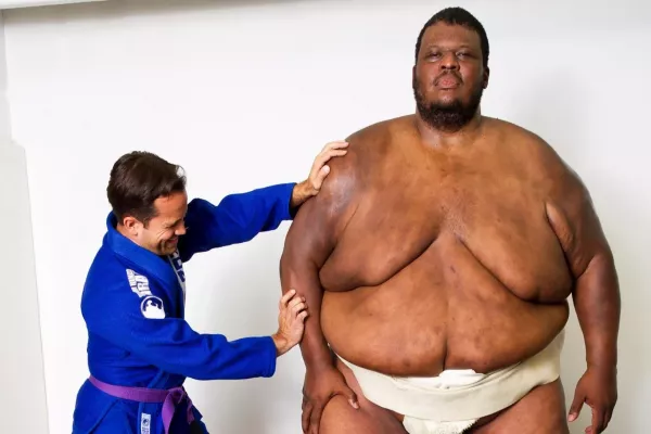 VIDEO: Nejtěžší zápasník UFC? Vážil 279 kilo. V premiéře mu naložil 90kilový ranař
