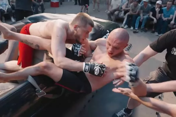 VIDEO: Nová meta bizáru?! MMA zápasy v automobilu!