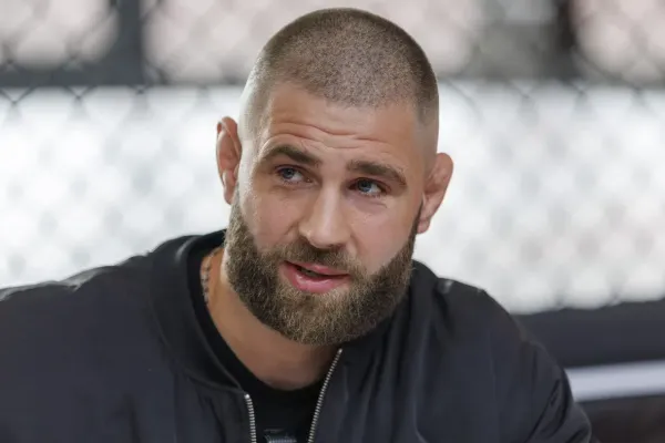 VIDEO: Rozsekám tě! Na Procházku vystartoval šílenec z těžké váhy