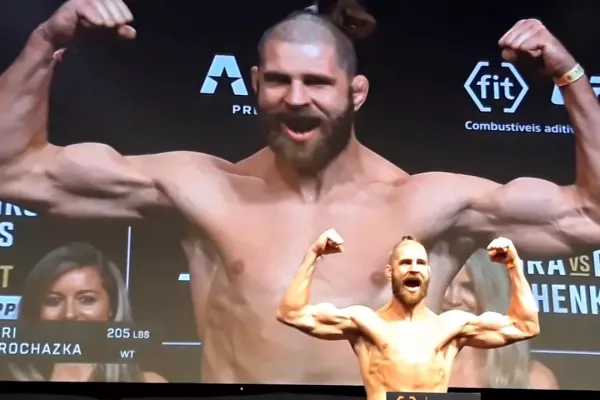 VIDEO: Show na pódiu podle UFC. Oficiality skončily, je čas titulové bitvy s českými barvami