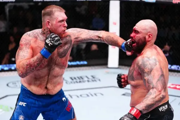 Vážil 238 kilo a byl šikanován. Američan slaví první výhru v UFC. Pak všechny dojal