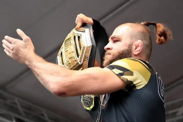 Vedení UFC údajně tlačí na zraněného Aspinalla. Očekává gesto, které před lety předvedl Procházka