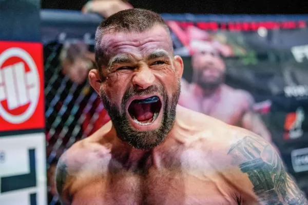 Vémola se rychle vrací do Oktagonu. Zamířil do Německa