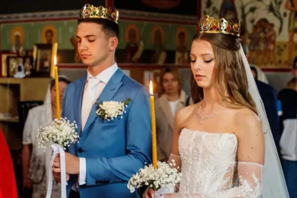 Věřící rodiče ho dovedli k bojovým sportům. V jednadvaceti letech se český bojovník oženil