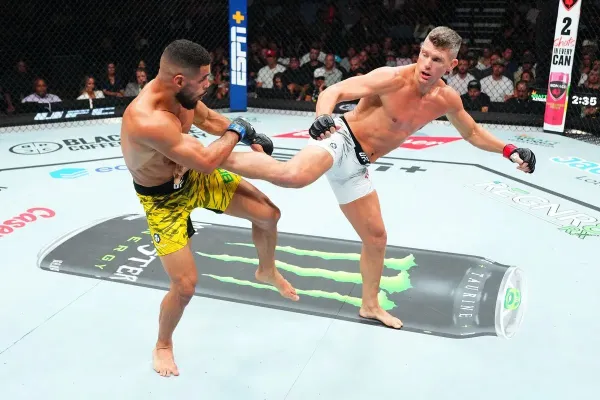Veterán UFC udělal dojem. V kleci kouzlil i s bolestivým zraněním