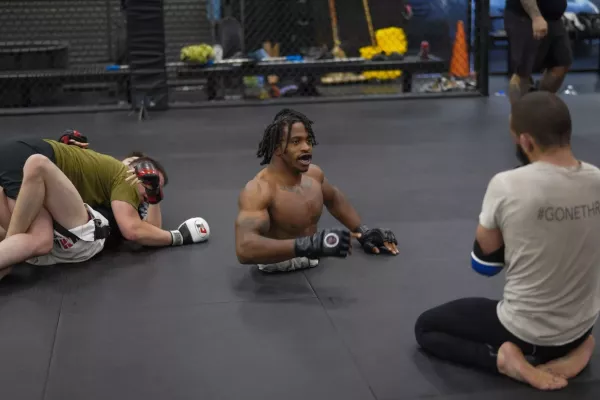 Video: Američan nemá nohy, přesto dokázal zvítězit v MMA zápase