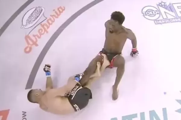Video: MMA bojovník omylem sám sobě nasadil páku na nohu a musel odplácat