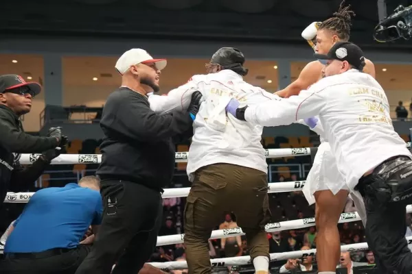 Video: Soupeře knockoutoval a mlátil do něj dál, o vytoužené vítězství tak boxer záhy přišel