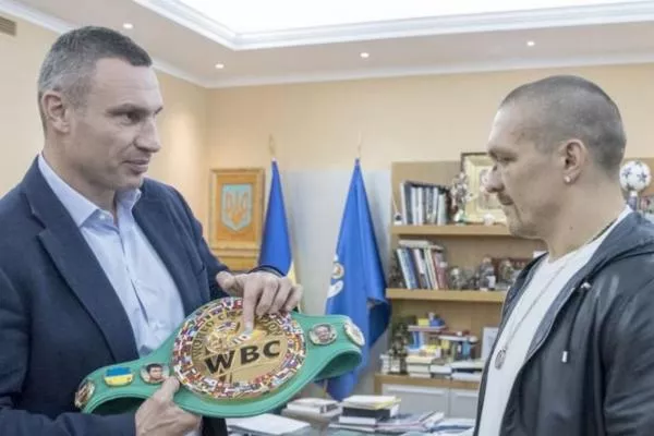 Vitali Klitschko předal Usykovi symbolicky pás WBC!