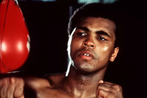 Vnuk Muhammada Aliho rozbil rodinnou tradici. Teď ho čeká zlomový moment v MMA