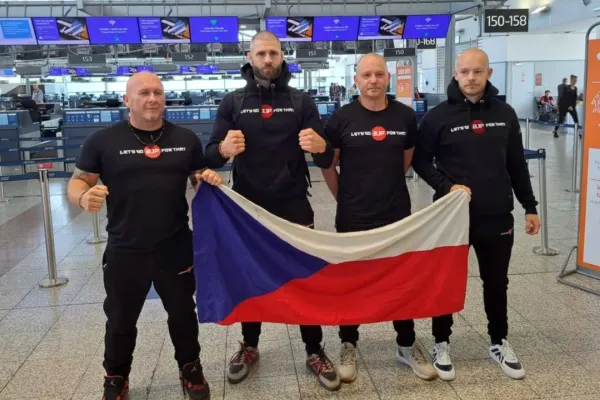 Všichni vlasy dolů. Nabroušeno, jedeme. Procházka s týmem naladili bojový účes