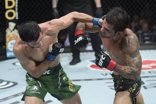 Výhra vykoupena krví. Brazilský král po tvrdé válce uhájil svůj trůn v UFC