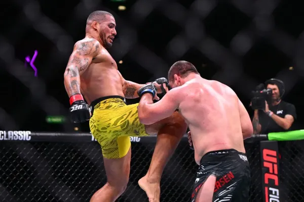 Výstavní KO v UFC: Američan se prohnul jako luk, o podlahu třísklo bezvládné tělo