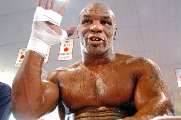 Vždy připraven na rvačku. Mike Tyson do půl těla na ulici vzbudil velké haló