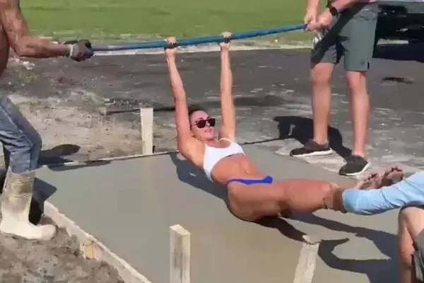 Z gymu na ulici. Lehla si do betonu, aby otiskla své pozadí