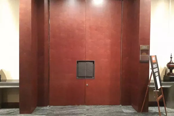 Za tyto dveře se nesmí! Modrá a červená v hotelu UFC. Prostor, kde bývá tlačenice