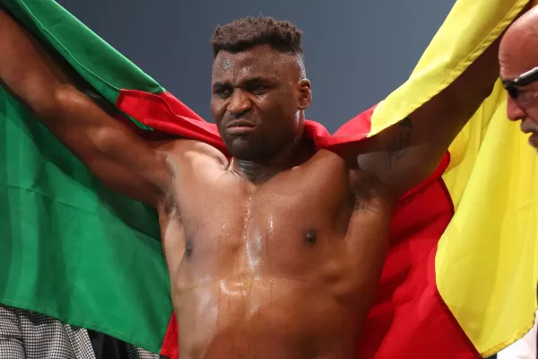 Zápas gigantů žije. Ngannou po demolici ukázal na krále UFC