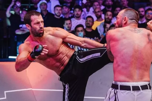 Zápas v bojovém karate mezi dvěma kdysi elitními bojovníky vyhrál na KO bývalý šampion UFC a hned ukázal na dalšího soupeře
