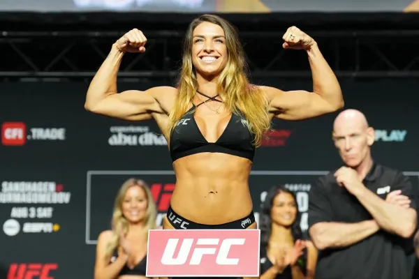 Zápasnice UFC před focením odhodila oblečení