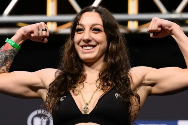 Zápasnice UFC zazářila na pláži v bikinách, pak složila kamarádku