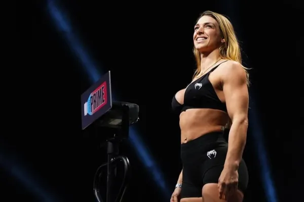 Zapůsobí v boji i na jachtě. Šampionka UFC rozjela s kamarádkou vášnivou show