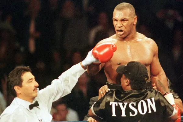 Ze všech jeho úderů se mi zvedal žaludek, zavzpomínal Tyson na kubánského obra