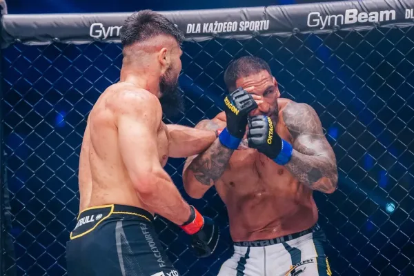 Železná brada v Oktagonu. Bojovník odmítal padnout po smršti ran