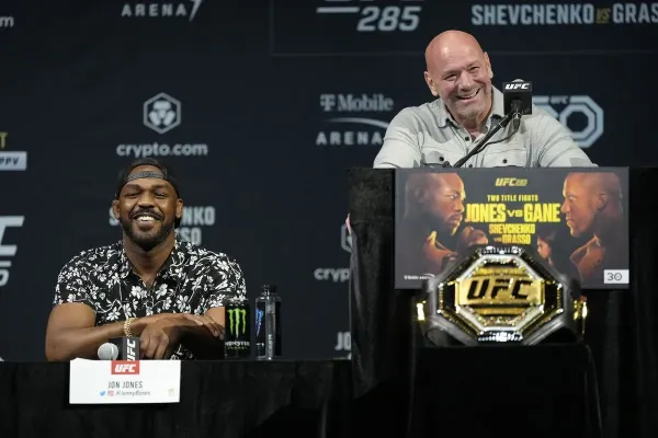 Zemětřesení v UFC. Jones odešel do důchodu, Aspinall je králem těžké divize