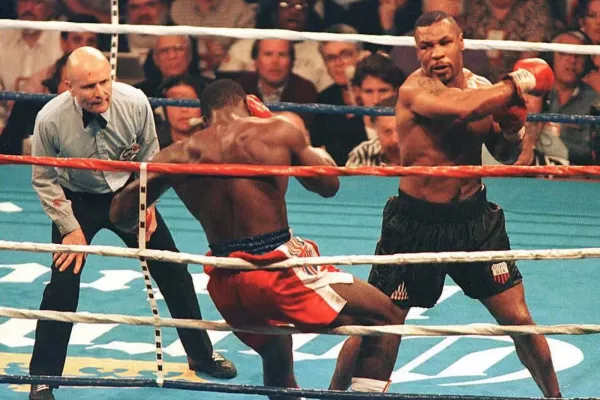 Život dostal Tysona na kolena. Při pouliční bitce si zlomil ruku, v ringu ale trestal