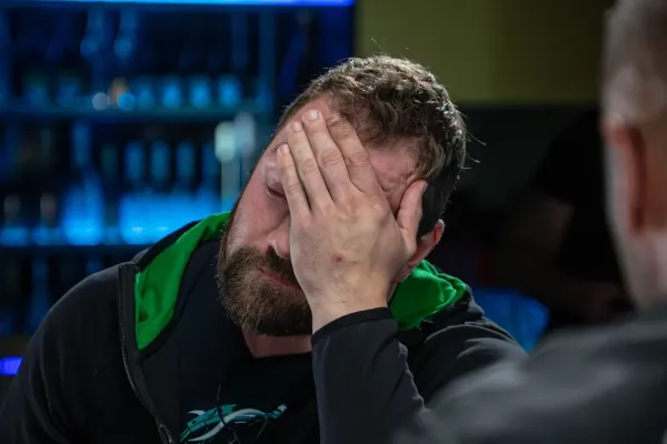 Zklamaný Benda reaguje na zraněného Enžla a nabízí řešení