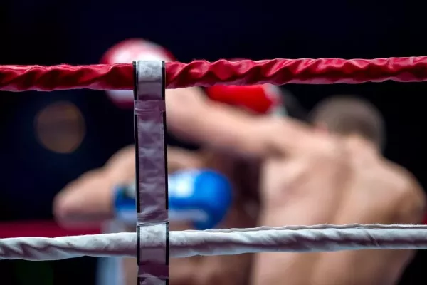 Zkrat. Ruský boxer zákeřně vypnul soupeře a hrozí mu doživotní zákaz