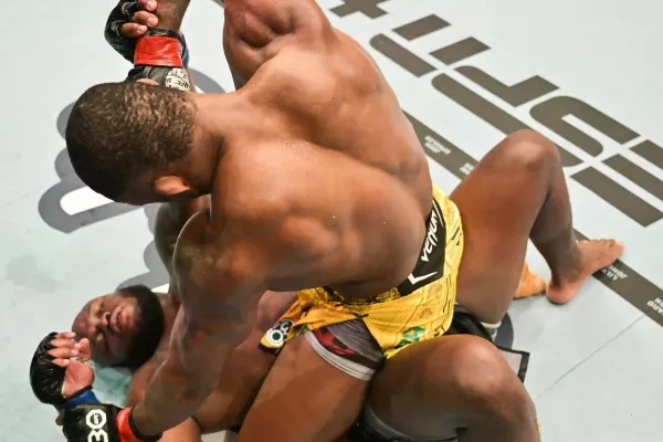 Zlatý hřeb UFC. Brazilský obr utrápil Černou bestii a fanoušci pískali