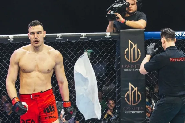 Zlomená ruka, potrhané vazy, rameno, zlomená čelist. Slovenský obr přesto zvítězil