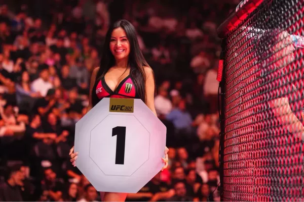 Změna. Plavky a bazén. Vítězka ring girl roku mimo klec UFC