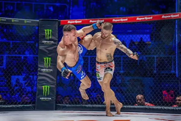 Zrodil se šampion. Útok načasoval dokonale a kolenem vypnul soupeře