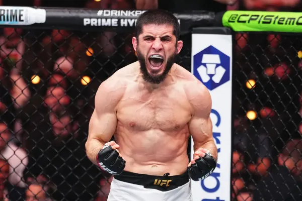 Zvedá železo, snaží se nabrat. Snadné to ale není, zoufá si nejlepší bijec UFC